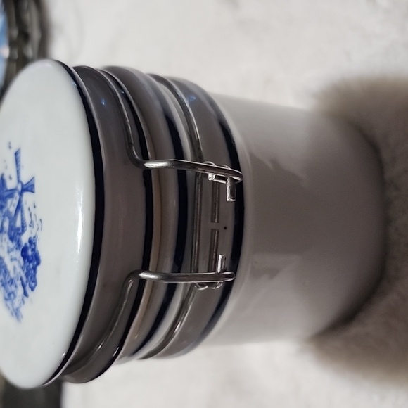 CERAMIC  TELEFLORA  DELFT WINDMILL CROCK WITH  METAL  SNAP HINGED LID. - Picture 4 of 7